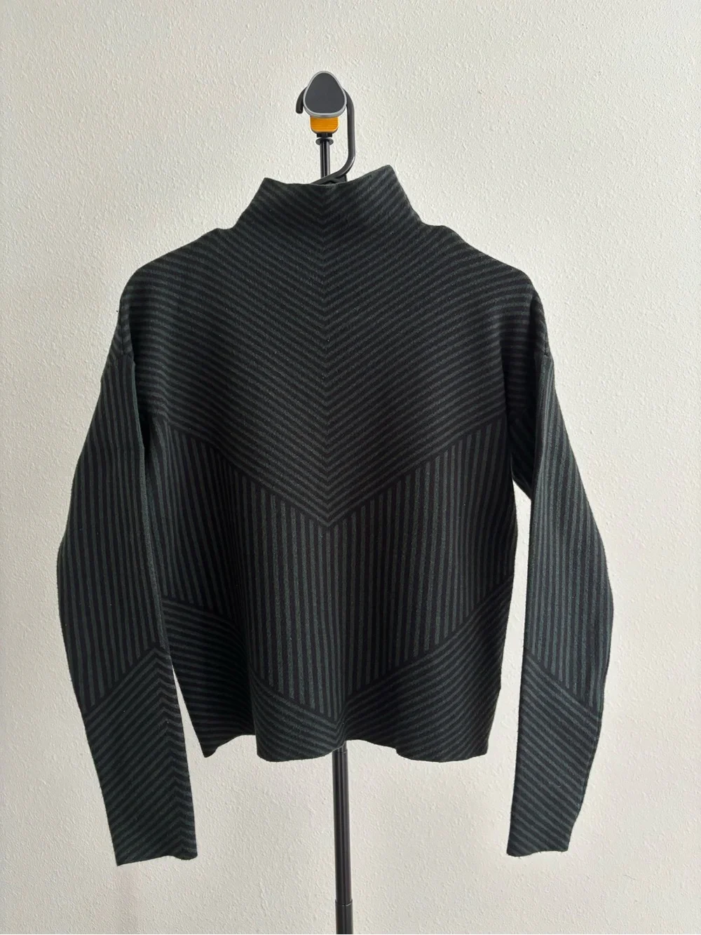 Tahari Women’s Mock Neck Sweater Sz S Green Black Chevron Striped Thick Knit - Picture 1 of 7